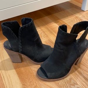 VINCE CAMUTO booties